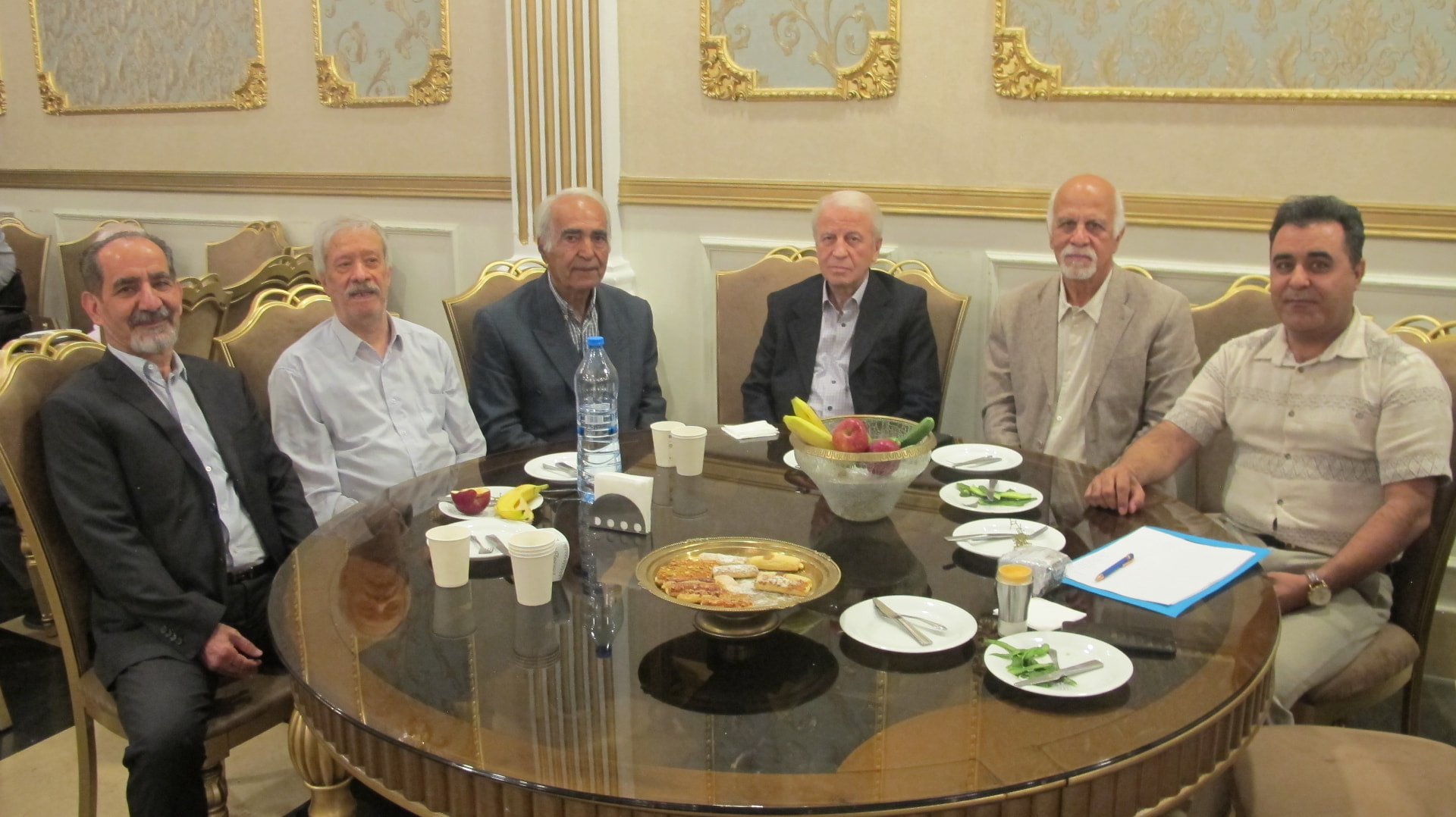 میز گرد پیشکسوتان در سالن مجلل