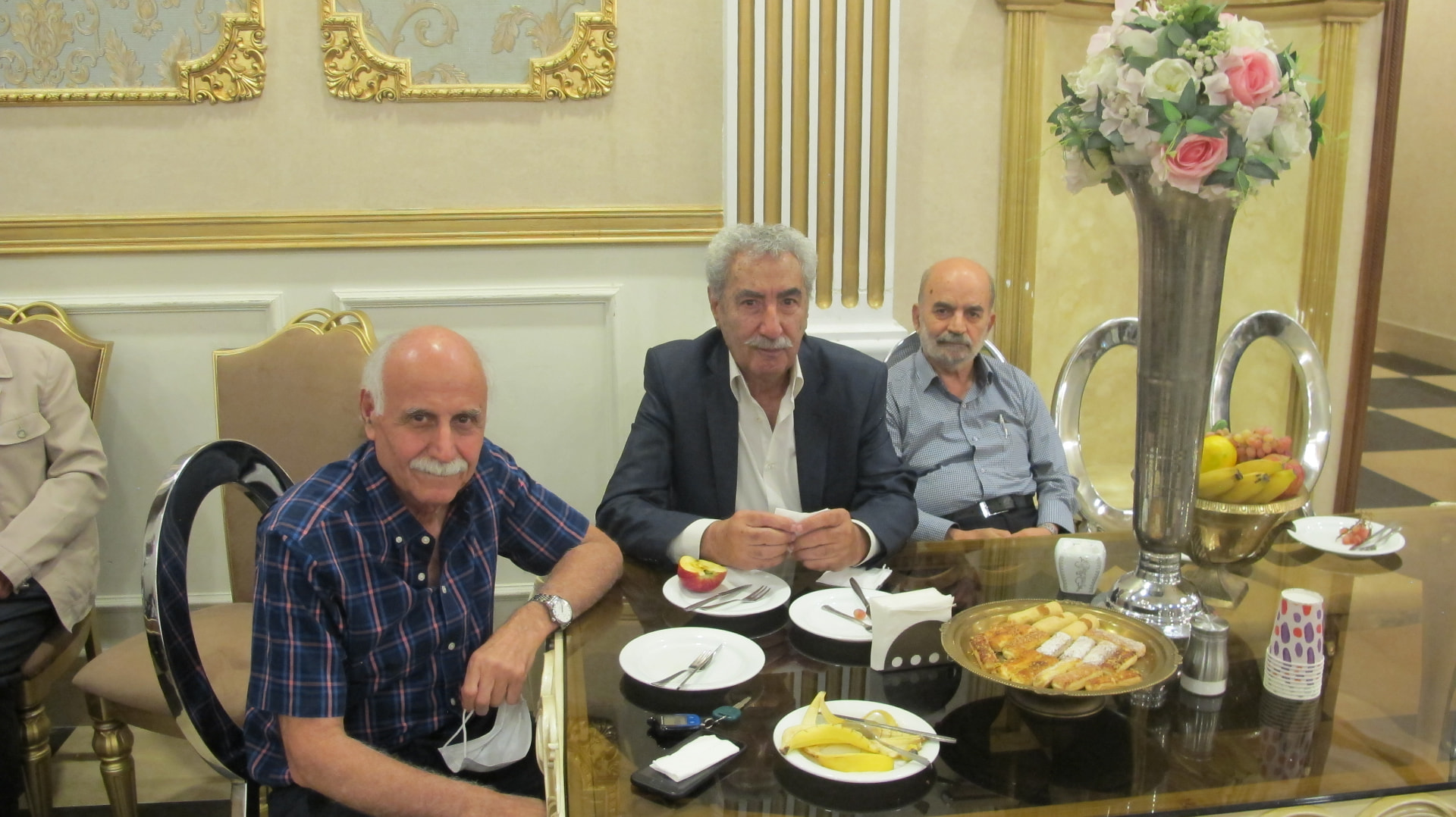 سه پیشکسوت دور میز
