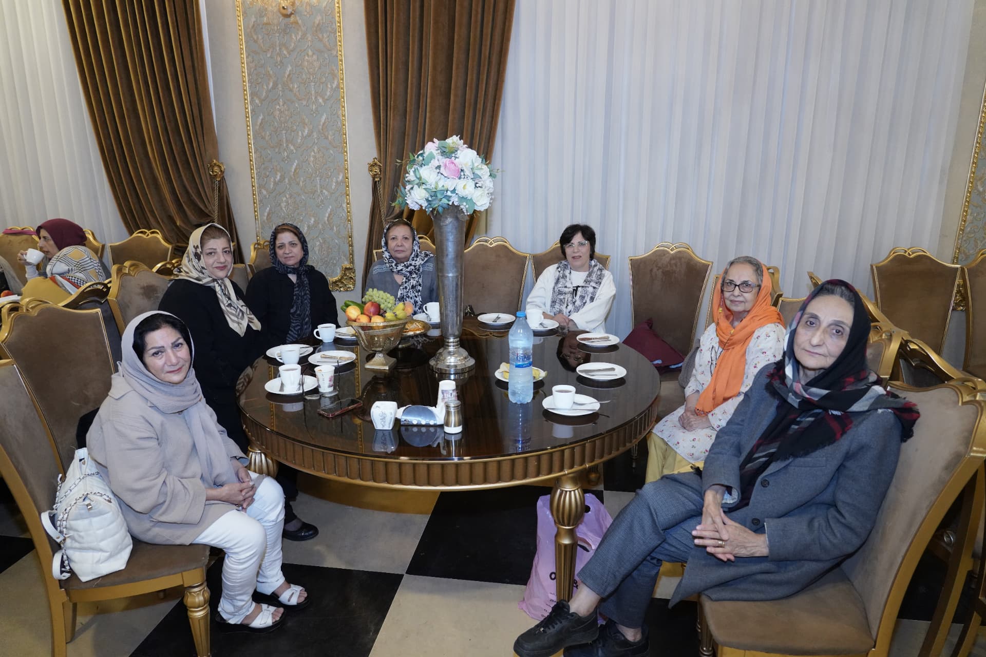 میز بانوان بازنشسته