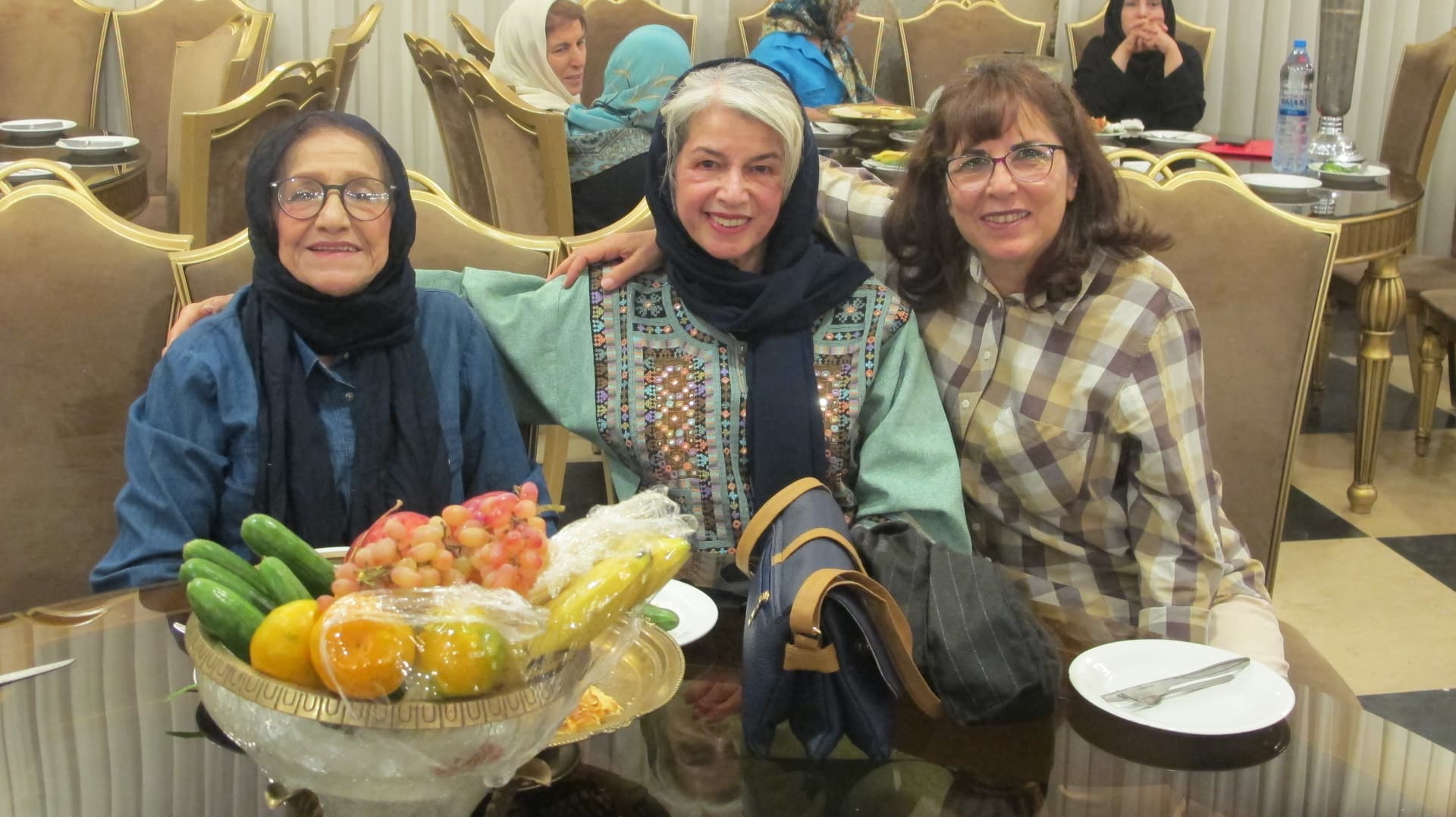 سه بانوی بازنشسته در گردهمایی