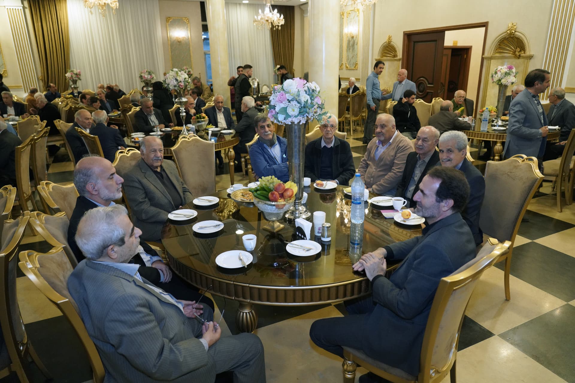 گفت‌وگوی اعضا دور میز