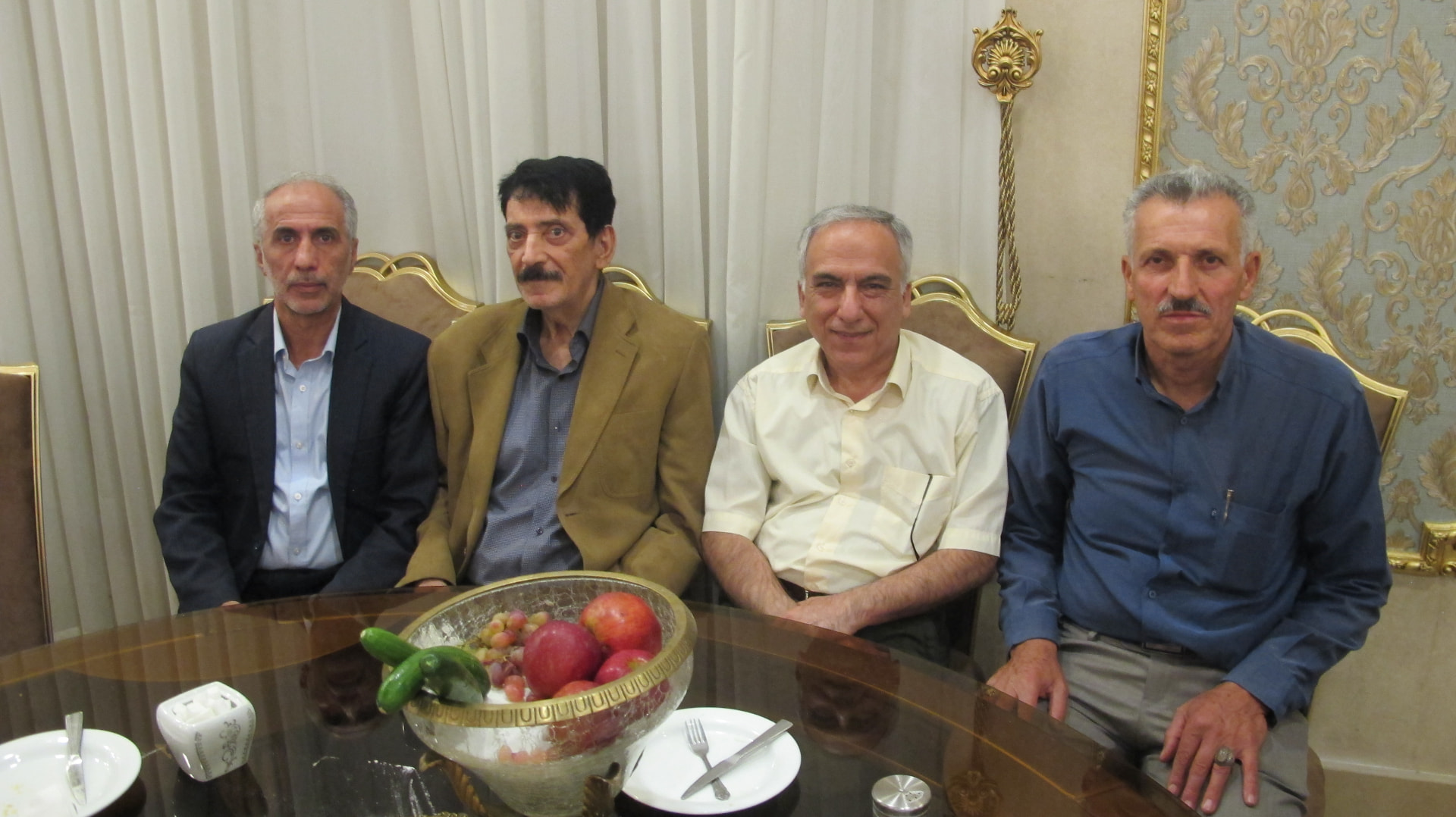 چهار پیشکسوت در کنار میز پذیرایی