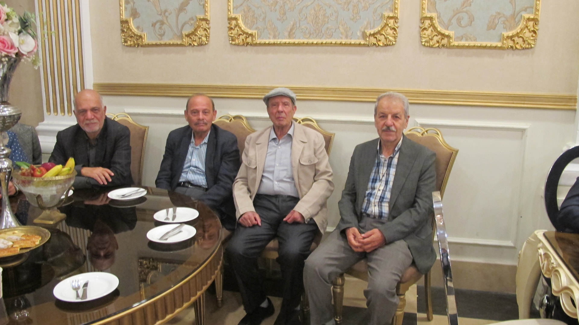 پیشکسوتان در سالن گردهمایی