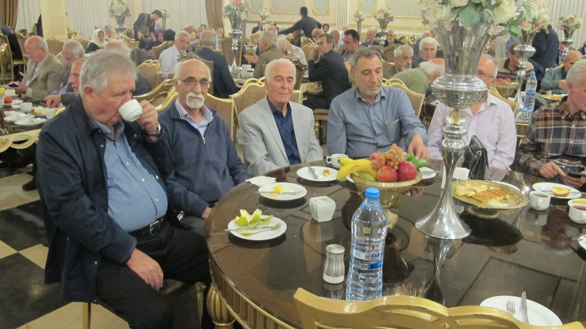 صرف چای و گفت‌وگو