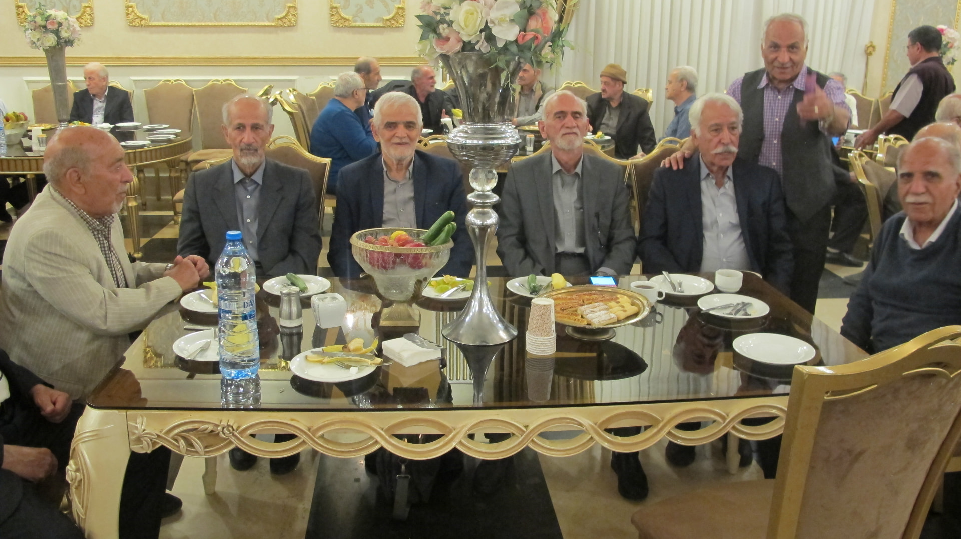میز پذیرایی پیشکسوتان